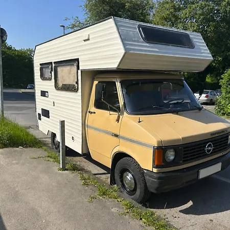 Charmantes Oldtimer Wohnmobil مكان تخييم آخن