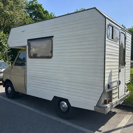 Charmantes Oldtimer Wohnmobil مكان تخييم *